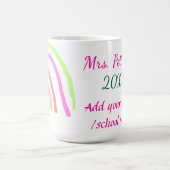Farbenfrohe Regenbogenstreifen geben dem Lehrer de Kaffeetasse (Mittel)