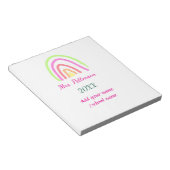 Farbenfrohe Regenbogenstreifen geben dem Lehrer de Notizblock (angewinkelt)