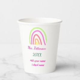 Farbenfrohe Regenbogenstreifen geben dem Lehrer de Pappbecher