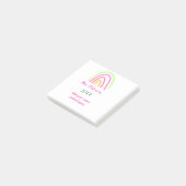 Farbenfrohe Regenbogenstreifen geben dem Lehrer de Post-it Klebezettel (angewinkelt)
