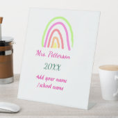 Farbenfrohe Regenbogenstreifen geben dem Lehrer de Sockelschild (In Situ)