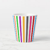 Farbenfrohe Regenbogenstreifen Linien Design - Wei Milchtasse (Vorderseite)
