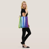 Farbenfrohe Regenbogenstreifen mit Namen Tasche (Am Model)
