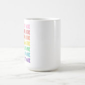 Farbenfrohe Regenbogentypografie French C'est La V Kaffeetasse (Mittel)