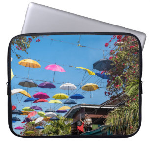 Farbenfrohe Regenschirm Lane Nassau Bahamas Laptopschutzhülle