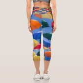 Farbenfrohe Regenschirme in himmelblau-orange rot Capri Leggings (Rückseite)