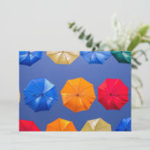 Farbenfrohe Regenschirme in himmelblau-orange rot Einladung (Stehend Vorderseite)