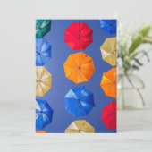 Farbenfrohe Regenschirme in himmelblau-orange rot Einladung (Stehend Vorderseite)