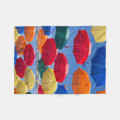 Farbenfrohe Regenschirme in himmelblau-orange rot Fleecedecke (Vorderseite (Horizontal))