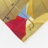 Farbenfrohe Regenschirme in himmelblau-orange rot Fleecedecke (Ecke)