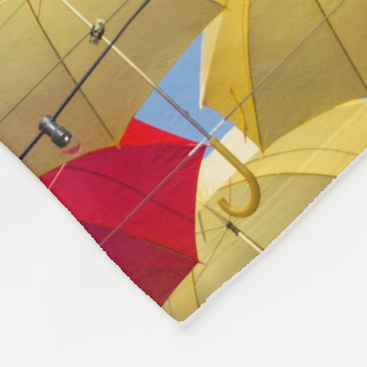 Farbenfrohe Regenschirme in himmelblau-orange rot Fleecedecke (Ecke)