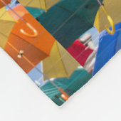 Farbenfrohe Regenschirme in himmelblau-orange rot Fleecedecke (Ecke)