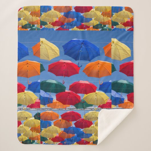 Farbenfrohe Regenschirme in himmelblau-orange rot Sherpadecke (Vorderseite)