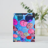 Farbenfrohe Regenschirme in Vieux Hull Québec Postkarte (Stehend Vorderseite)