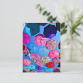 Farbenfrohe Regenschirme in Vieux Hull Québec Postkarte (Stehend Vorderseite)