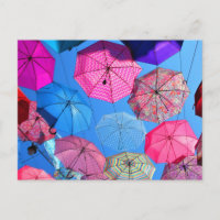 Farbenfrohe Regenschirme - Kunstinstallation