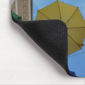 Farbenfrohe Regenschirme Mousepad (Ecke)