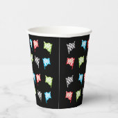 Farbenfrohe Rennflaggen auf der Black Birthday Par Pappbecher (Rechts)