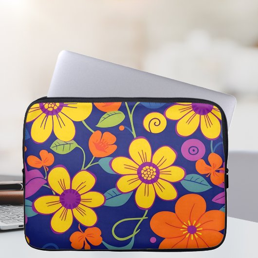 Farbenfrohe Retro-Blume im Dopaminstil Laptopschutzhülle