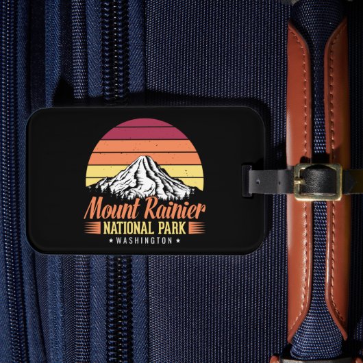 Farbenfrohe Retro-Illustration des Mount Rainier Gepäckanhänger (Vorderseite Insitu 4)