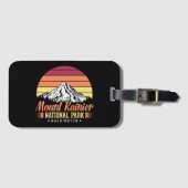 Farbenfrohe Retro-Illustration des Mount Rainier Gepäckanhänger (Vorderseite (Horizontal))