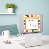 Farbenfrohe Retro Juni 2023 Kalender Aufkleber (Laptop auf Schreibtisch)