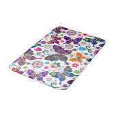 Farbenfrohe Retro-Schmetterlinge & Blume Muster Badematte (Schrägansicht)
