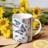 Farbenfrohe Retro-Schmetterlinge Muster. Kaffeetasse
