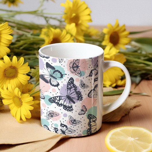 Farbenfrohe Retro-Schmetterlinge Muster. Kaffeetasse