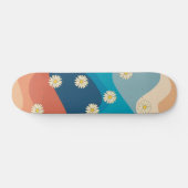 Farbenfrohe Retro Waves & Daisises Muster Skateboard (Horizontal)