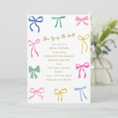 Farbenfrohe Ribbon Bow Knot Script Brautparty Einladung (Stehend Vorderseite)