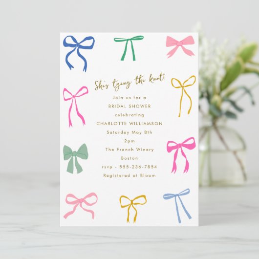 Farbenfrohe Ribbon Bow Knot Script Brautparty Einladung (Stehend Vorderseite)