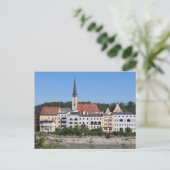 Farbenfrohe Riverfront Aussicht auf Wasserburg am  Postkarte (Stehend Vorderseite)