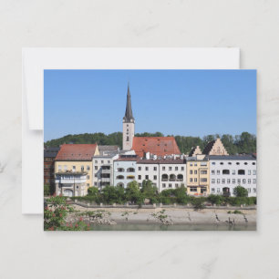 Farbenfrohe Riverfront Aussicht auf Wasserburg am Postkarte