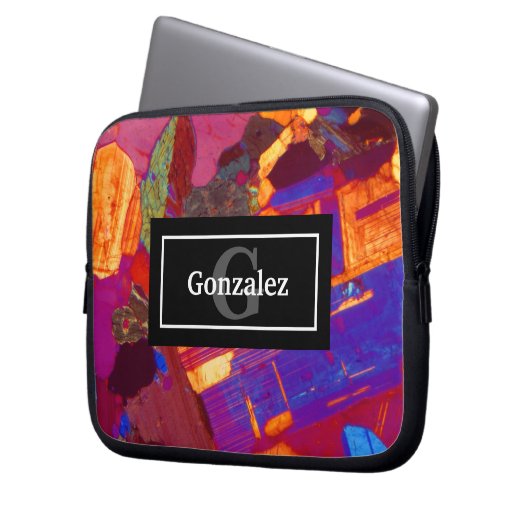 Farbenfrohe Rock-Dünnschicht mit Name und Monogram Laptopschutzhülle (Vorderseite Links)