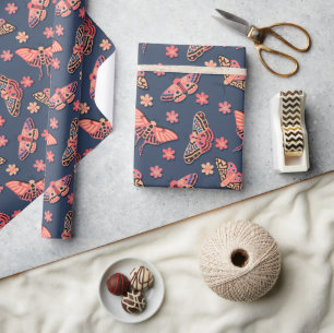 Farbenfrohe rosa, spitzenfarbene Motten und Blume Geschenkpapier
