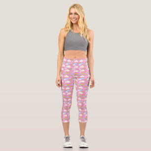 Farbenfrohe rosa Wolken und Regenbogen Capri Leggings