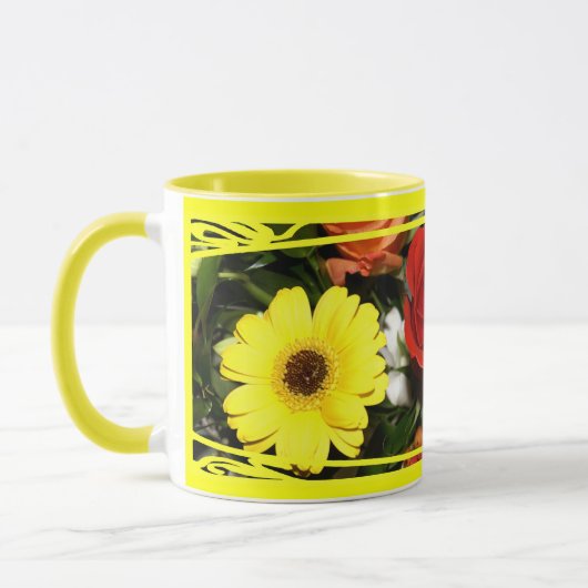 Farbenfrohe Rose und Daisies Blumenstrauß Tasse (Links)