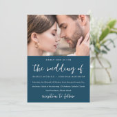 Farbenfrohe rote Blumenmuster Foto Hochzeit Blau Einladung (Stehend Vorderseite)