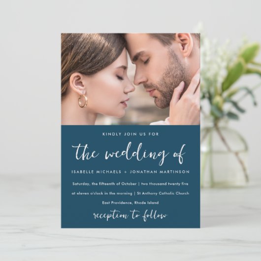 Farbenfrohe rote Blumenmuster Foto Hochzeit Blau Einladung (Stehend Vorderseite)