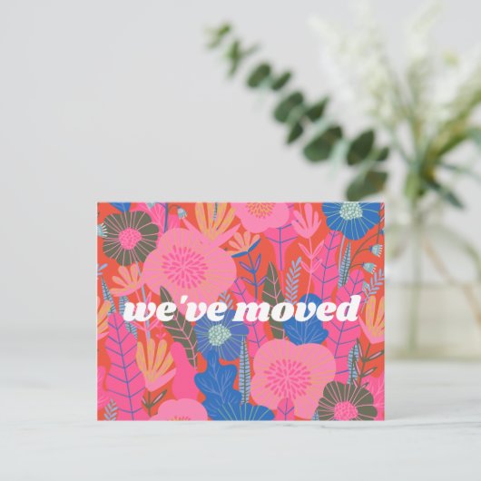 Farbenfrohe Rote Blüte Wir haben neue Zuhause-Movi Postkarte (Stehend Vorderseite)