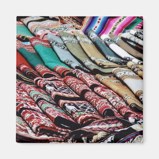 Farbenfrohe Rugs auf einem Markt Magnet (Vorne)