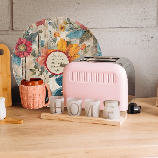 Farbenfrohe rustikale Blume rund um individuell an Schneidebrett