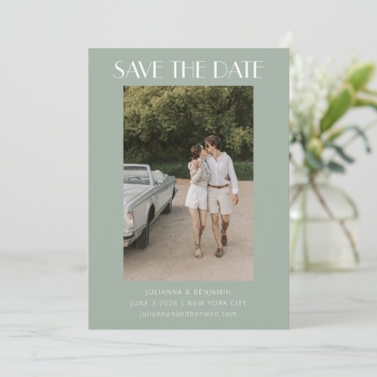 Farbenfrohe Sage Green Art Deco Foto Hochzeit Save The Date (Stehend Vorderseite)
