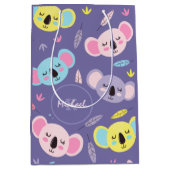 Farbenfrohe Schlaf Koala Muster Name & Anfangsbuch Mittlere Geschenktüte (Vorderseite)