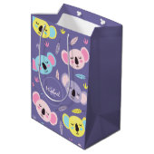 Farbenfrohe Schlaf Koala Muster Name & Anfangsbuch Mittlere Geschenktüte (Rückseite Schrägansicht)