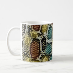 Farbenfrohe Schlangenhaut: nahtloses Design. Kaffeetasse