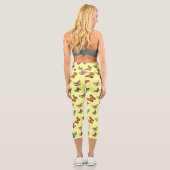 Farbenfrohe Schmetterlinge auf dem Canary Pattern Capri Leggings (Rückseite)