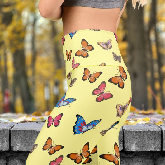 Farbenfrohe Schmetterlinge auf dem Canary Pattern  Capri Leggings