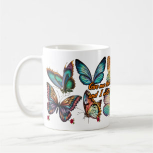 Farbenfrohe Schmetterlinge auf einer weißen Kerami Kaffeetasse